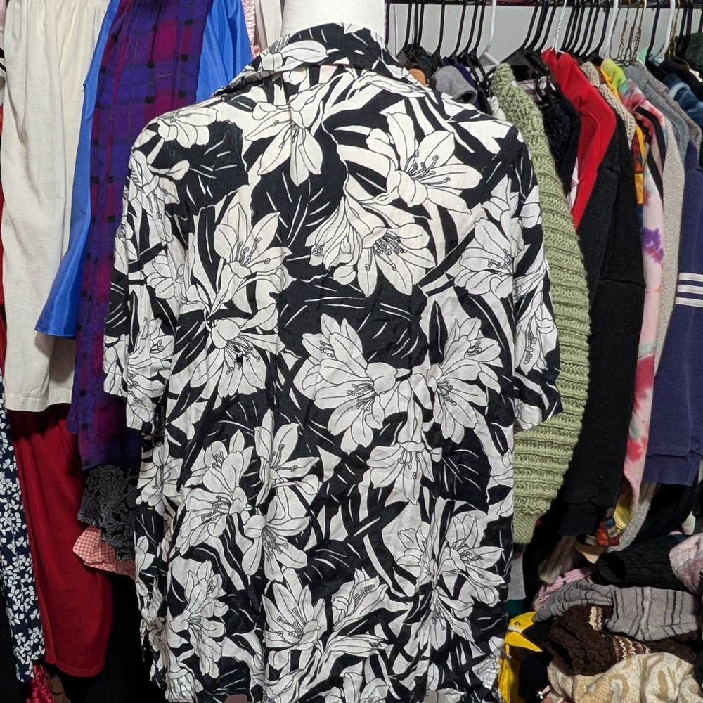 Black and White Floral Button-Up Shirt - Picture 3 of 3